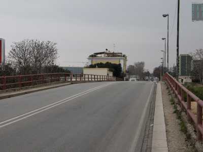 Risaliamo su via Divisione Acqui e finiamo di percorrerla, sbucando sulla trafficata e al contempo �bucolica� via Gentile. Giriamo a destra e dopo una manciata di metri raggiungiamo il viadotto che avevamo osservato poco prima dal basso